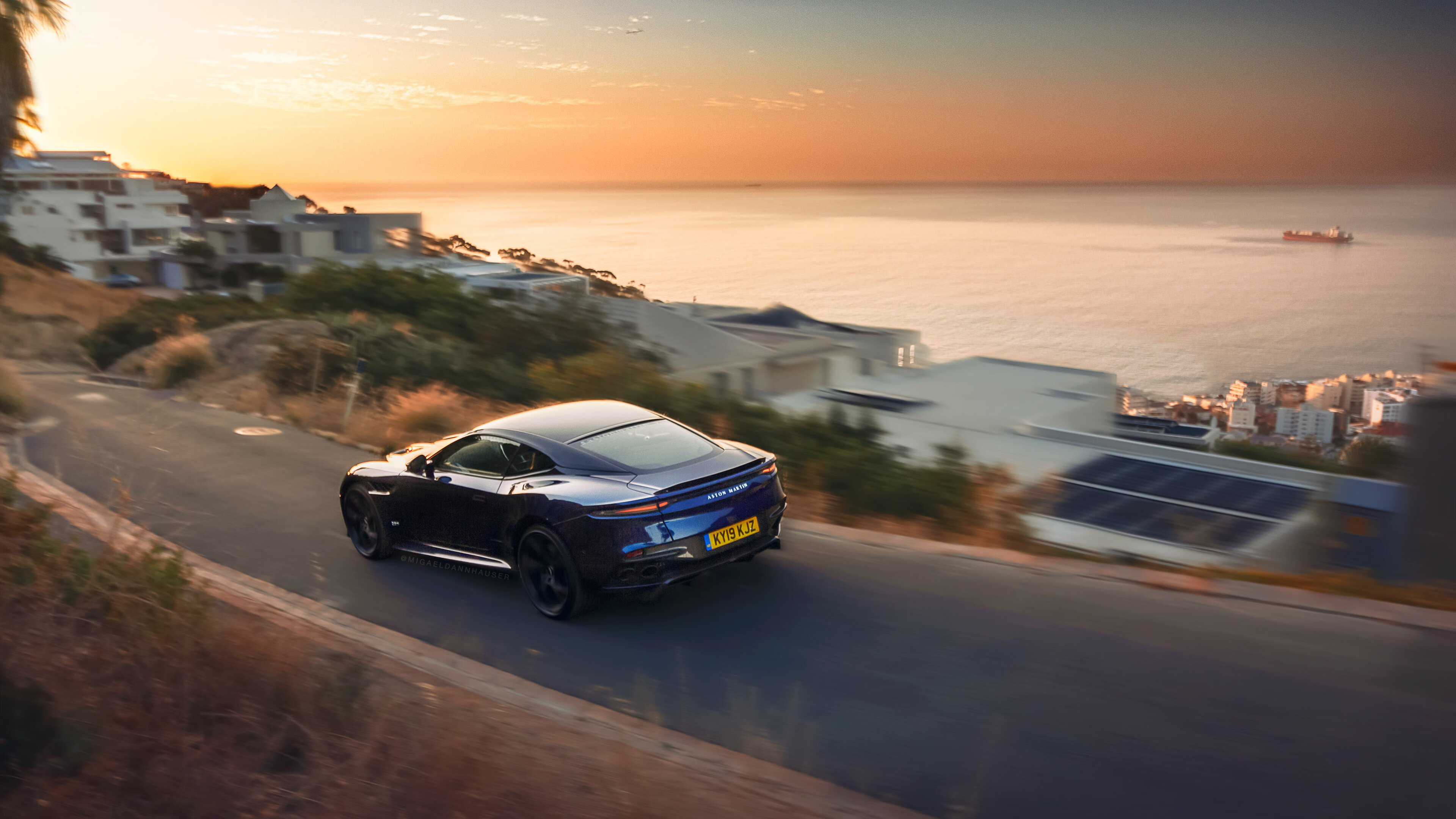 九游游戏中心-电竞比赛中的亮点瞬间：精彩操作与创新战术，电竞比赛现场描述