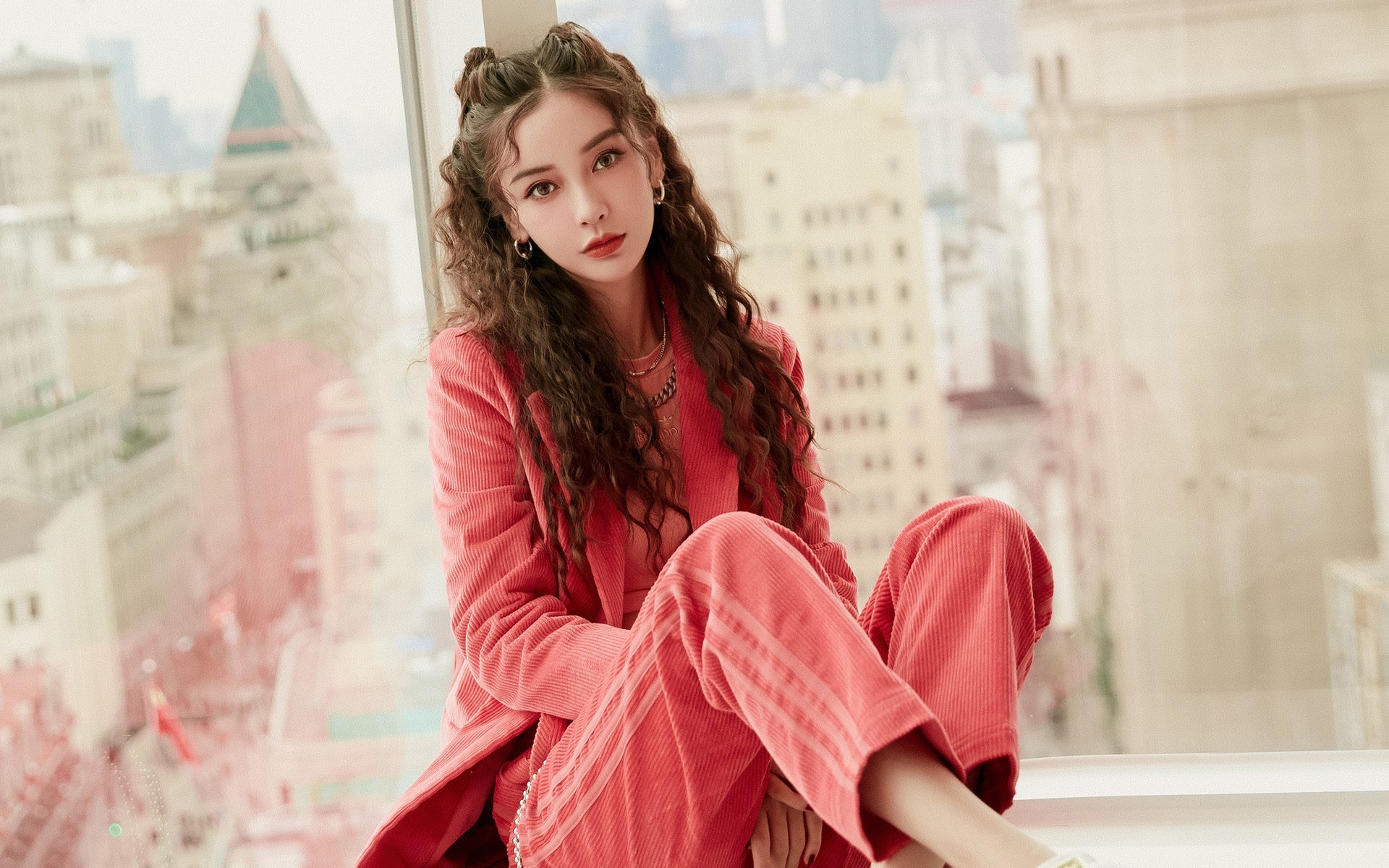 “高新区全民健身馆短柄墙球赛:速度与战术相互交织,比赛充满智慧的碰撞”